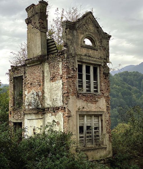 Ruined House, Eerie Places, Abandoned Farm, Old Abandoned Buildings, Derelict Buildings, Creepy Houses, Old Abandoned Houses, Interesting Buildings, Abandoned Mansions