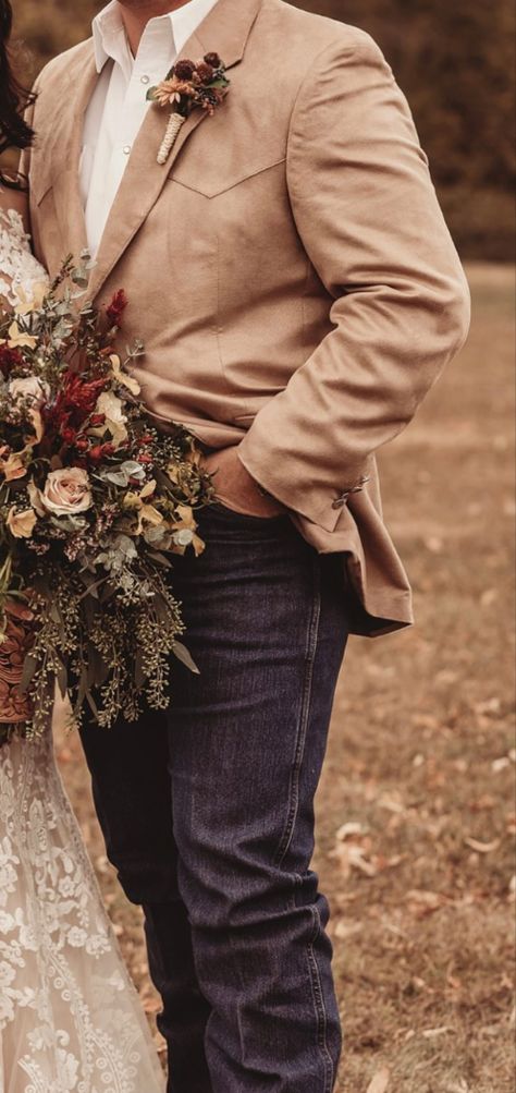 Groom Attire Rustic, Western Wedding Groomsmen, Groom In Jeans, Father Of The Bride Attire, Rustic Groomsmen Attire, Fall Wedding Groomsmen, Country Wedding Groom, Casual Groomsmen, Fall Wedding Attire