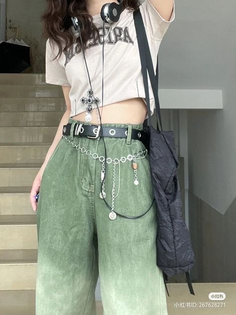 College Grunge Outfits, Hannah Core Outfits, Outfit Ideas Indie Grunge, Colorful Grunge Aesthetic Outfits, Womens Aesthetic Outfits, Big Pants Small Shirt Grunge, Fem Y2k Outfits, Grunge Inspo Outfit, Grunge Feminine Style