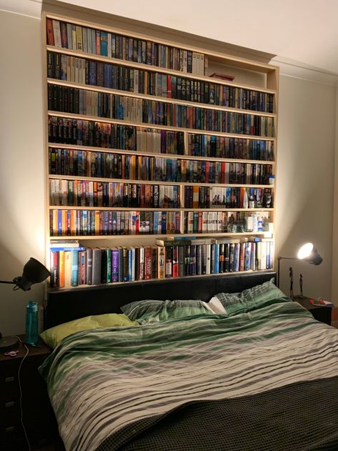 Book Shelf Behind Bed, Bookcase Above Bed, Bed Library, Bedroom With Books, Book Headboard, Book Bedroom, Bedroom Bookshelf, Bedroom Library, Bookshelf Headboard