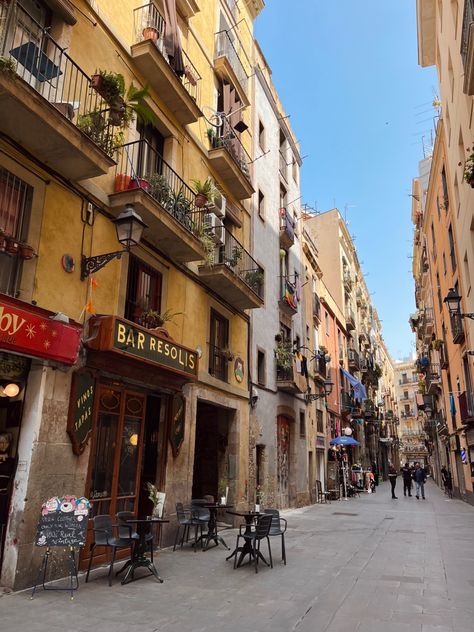 Streets Of Barcelona, Barcelona City Aesthetic, Barcelona Lifestyle, Barcelona Spain Aesthetic, Barcelona Vibes, Barcelona Life, Aesthetic Barcelona, Barcelona Streets, Living In Barcelona