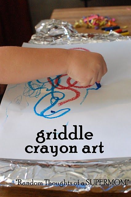 my favorite tradition learned from my mom! tin foil to protect the griddle from the crayon- brilliant! Kindergarten Art Lessons, Crayon Painting, Summertime Crafts, Broken Crayons, Crayon Art Melted, Crayon Art, Melting Crayons, School Season, Rainy Day Activities