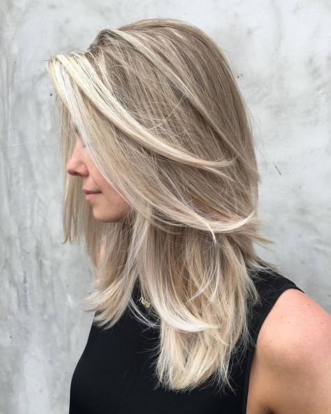 Tipps zu hellblonden Haaren Medium Blonde Hair, Balayage Blonde, Ash Blonde Hair, Ombre Hair Color, Fan Fiction, Blonde Balayage, Layered Hair, Blonde Hair Color, Ombre Hair