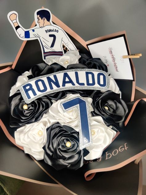 Messi Bouquet, Chocolate Covered Desserts, Ribbon Flowers Bouquet, Cr7 Jr, Diy Ribbon Flowers, Birthday Ideas For Her, Diy Gifts For Him, Gift Inspo, Cute Friend Pictures