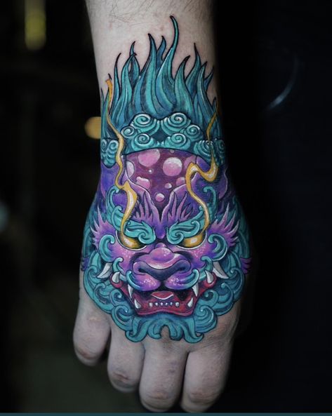 Foo Dog Hand Tattoo, Japanese Sleeve Tattoo Design, Japanese Hand Tattoo, Dragon Hand Tattoo, Fist Tattoo, Japanese Hand Tattoos, Foo Dog Tattoo, Shin Tattoo, Black Art Tattoo