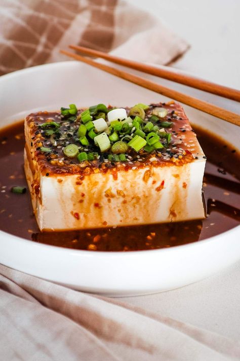 A simple, savory silken tofu recipe with a spicy soy dressing you can make in 5 minutes. This light and healthy Asian-inspired dish is oil-free and lower in sodium, fat and calories. Silk Tofu Recipes, Silken Tofu Recipes, Crunchy Food, Soy Sauce Substitute, Shred Diet, Soy Dressing, Dressing Healthy, Low Calorie Vegan, Healthy Asian