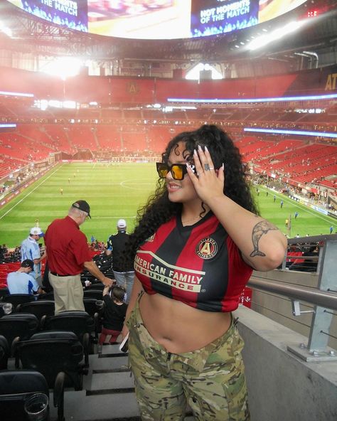 RAIZA COLLAZO | My Sunday end to start📸 | Instagram #soccer #soccergamefit #soccerfashion #sportsfashion #outfits How To Style Soccer Jersey, Women’s Soccer Game Outfit, Mexico Soccer Game Outfit Women, Mexico Soccer Game Outfit, Styling Soccer Jersey, Outfit Inspo Soccer Game, Soccer Game Outfit Women, Soccer Game Outfits, Mexico Soccer