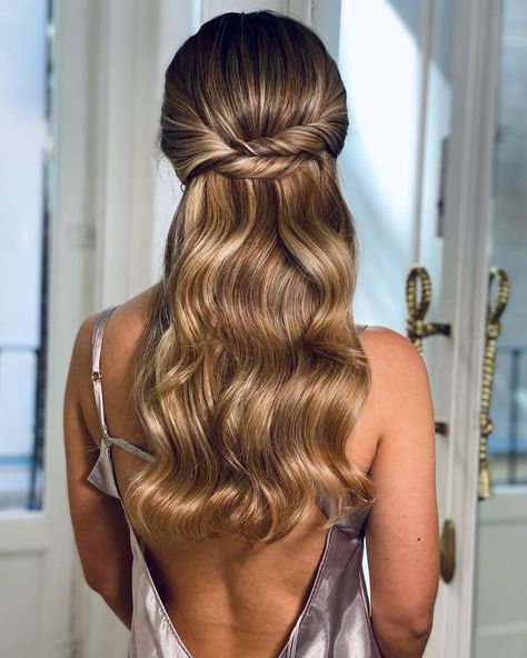 Oui Novias ✨ Muah novias en Instagram: “Un #semirecogido para #novia que nunca fallará, un clásico de #twist con #ondas ♥️ ⭐️ Una opción ideal para #peinadosdesmontables…” Hair With Halter Dress, Elegant Bridesmaid Hair, Bridesmaid Hair Inspo, Guest Hair, Bridesmaid Hair Makeup, Vlasové Trendy, Wedding Guest Hairstyles, Long Hair Wedding Styles, Wedding Hair Inspiration