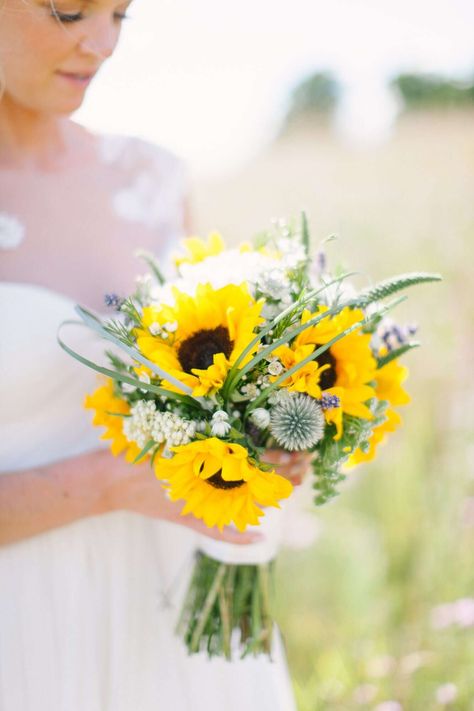 sunflower bouquet with greenery Small Sunflower Bouquet, Sunflower Bridal Bouquet, Lilac Wedding Bouquet, Bouquet Photography, Sunflower Arrangements, Sunflower Wedding Bouquet, Bridal Sunflowers, Yellow Bouquets, Sunflower Bouquet