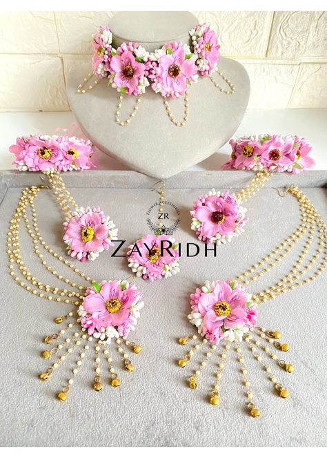 Pink Floral Jewellery For Haldi, Jagannath Jewellery, Bridal Flower Jewellery, Artificial Flower Jewellery, Flower Mehndi, Pink Flower Necklace, Flower Jewelry Designs, Pink Jewelry Set, Asian Flowers