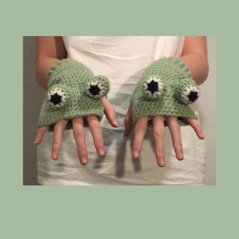 Frog Scarf, Rain Song, Frog Birthday Party, Crochet Frog, Kawaii Crochet, Crochet Gloves, Fingerless Mittens, Cute Frogs, Crochet Gifts