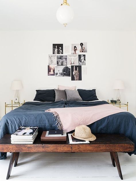 Bedroom with rustic bench and art deco sidetables in a lovely Swedish home with a mix of old and new. Carina Olander / Anna Truelsen. Scandinavian Bedroom Decor, Minimalist Dekor, Scandinavian Design Bedroom, Bed Platform, Minimalist Bedroom Design, Natural Home Decor, Cool Ideas, Minimalist Home Decor, King Comforter