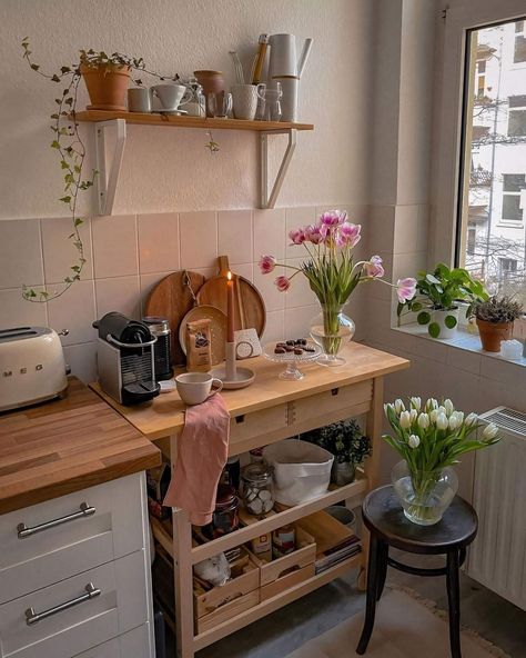 Cottagecore Kitchen, Affordable Bedroom, Coffee Bar Home, Small Apartment Living Room, Casa Vintage, Kitchen Corner, Small Apartment Decorating, Small Apartment Living, Apartment Kitchen