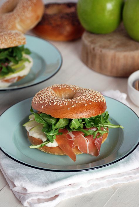 Best Bagel Sandwich Recipe, Bagel Sandwich Recipes, Honey Cream Cheese, Bagel Sandwiches, Sesame Bagel, Bagel Breakfast Sandwich, Smoked Salmon Bagel, Honey Cream, Cheese Bagels