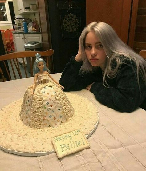 billie eilish 16-year-old birthday Billie Eilish Birthday, Jennifer Garner, 21st Birthday, Billie Eilish, A Woman, Queen, Humor, Tumblr, Celebrities