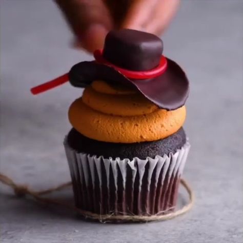 Tips Ninja 🇺🇸 on Instagram: “Cupcake ideas! 🧁👏🏻❤️ - 📽 via ( @soyummy ) | Follow:📲@tips.ninja❤ Follow:📲@tips.ninja❤ Follow:📲@tips.ninja❤ - #healthy #culture #kitchen…” Ring Cupcakes, Cupcake Hacks, Cupcakes Princess, Milkshake Cupcakes, Sandwich Buffet, Cowboy Cupcakes, Ghiradelli Chocolate, Flamingo Cupcakes, Succulent Cupcakes