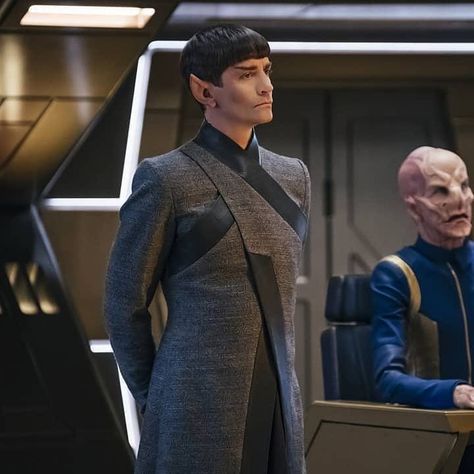 ❤️ Star Trek Discovery. Sarek. Star Trek Vulcans, Sarek Star Trek, Vulcan Fashion, Trek Outfits, Planet Vulcan, Star Trek Romulan, Star Trek Vulcan, Star Trek Outfits, Vulcan Star Trek