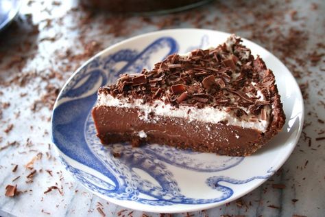 Healthier mud pie is the vegan alternative to your childhood favorite #mudpierecipe #mudpie #pierecipe #dessertrecipe #vegan #veganrecipe #vegandessert #veganpie #chocolatepie #oatcrust #chocolatecrust #piecrustrecipe #veganpiecrust Christmas Sweet Recipes, Mud Pie Recipe, Vegan Pie Crust, Vegan Chocolate Bars, Homemade Pumpkin Spice Latte, Chocolate Crust, Vegan Pie, Flaky Pie Crust, Desert Sun