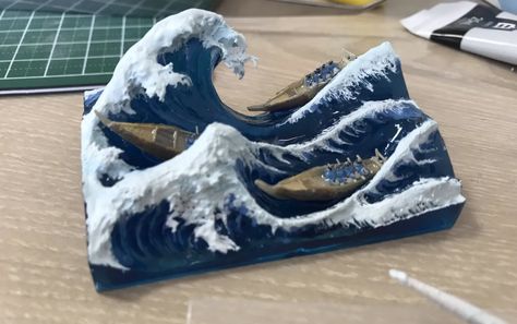 Il reproduit "La Grande Vague de Kanagawa" de Hokusai en 3D dans un bloc de résine Ocean Art Projects, 3d Relief Art, Ceramic Sculpture Figurative, Art Alevel, Fairy House Diy, Window Display Design, Sunday School Crafts For Kids, Cardboard Sculpture, The Great Wave