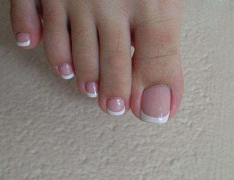 White French Pedicure, French Pedicure Ideas, Glitter Nails Fall, Black Nails Design, French Toe Nails, Classy Nail Art, French Pedicure, Summer Nail Polish, Gel Toe Nails