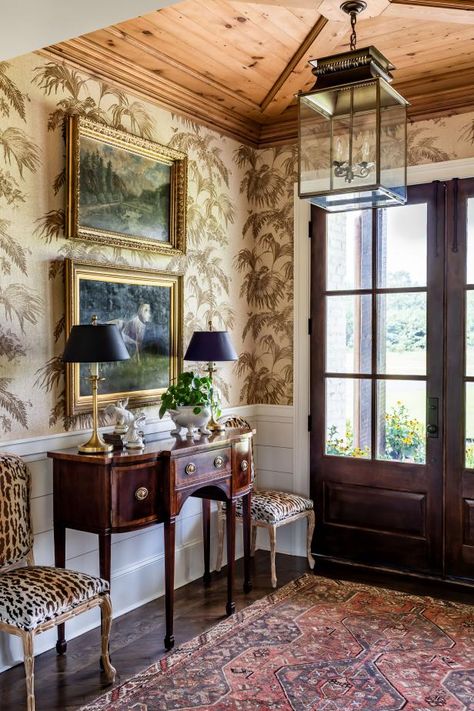 Traditional Southern Farmhouse Foyer With Pine Paneling and Palm Print Wallpaper James Farmer, Glam Pad, Southern Grace, Foyer Decor, Foyer Design, Brown Furniture, Room Planning, Entry Hall, Southern Style