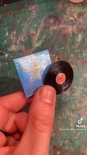 Cute Simple Things To Make Out Of Clay, Mini Paper Vinyl, Mini Vinyl Records Diy, Tiny Clay Things Easy, Mini Cardboard Crafts, Cute Things To Make Out Of Cardboard, Mini Crafts Diy How To Make, Art Sketching Ideas, Fimo Clay Ideas Easy