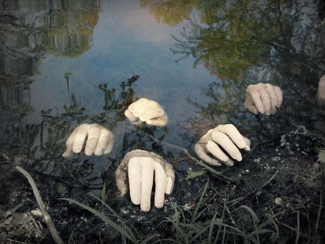 Don't Go Near The Water The Buried Tma Aesthetic, Magnus Archives Aesthetic, Halloween Pauroso, Halloween Outdoor Decoration, Recetas Halloween, Dekorasi Halloween, Halloween Diy Outdoor, Halloween Fest, Casa Halloween