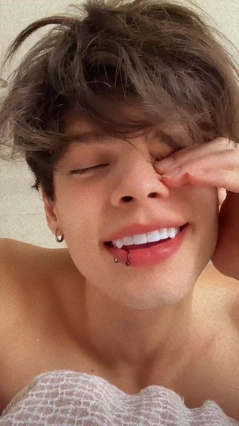 Guys With Lip Piercings, Boys With Piercings, Teeth Aesthetic, Eyebrow Slits, Mouth Piercings, Diamond Teeth, Really Good Comebacks, Perfect Teeth, Vampire Teeth