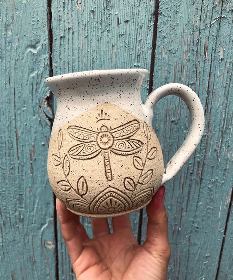 Pottery Engraving Ideas, Dragonfly Mug, Pottery Engraving, Simple Pottery Ideas, Dragonfly Pottery, Sgraffito Ideas, Butterfly Pottery, Pottery Carving, Clay Carving