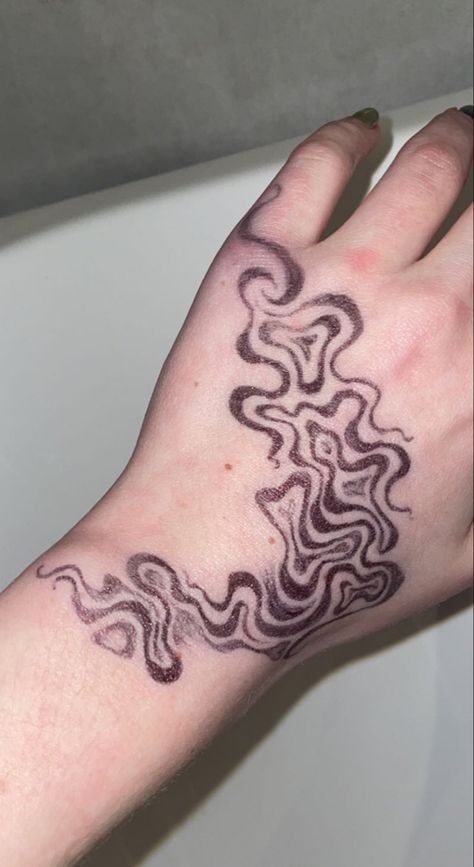 Snake Hand Tattoo Design, Doodles On Your Arm, Drawing Ideas To Do On Your Hand, Drawing On Your Arm Ideas, Creative Hand Drawing, Alt Small Tattoos, Arm Drawings On Skin, Drawings On Hands Pen Aesthetic, Things To Doodle On Your Arm