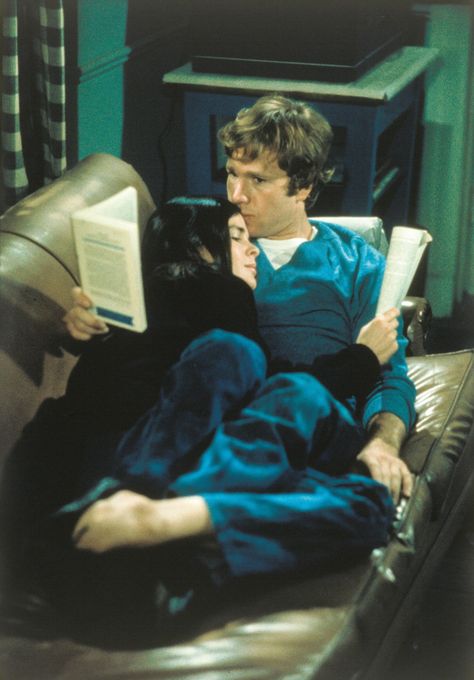 Ali MacGraw and Ryan O'Neal in Love Story (1970) Love Story 1970, Film Love Story, Ryan O Neal, Dating Goals, Love Story Movie, Ryan O'neal, Ali Macgraw, 2023 Vision, Reading Books