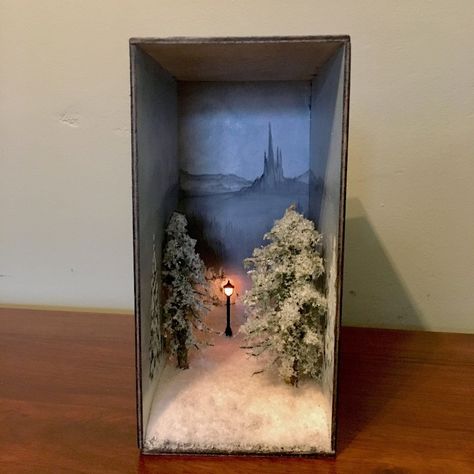 Narnia Diorama, Bookshelf Inserts, Winter Displays, Mini Scenes, Art And Math, Miniature Library, Dollhouse Rooms, Paper Folding Art, Miniature Terrain