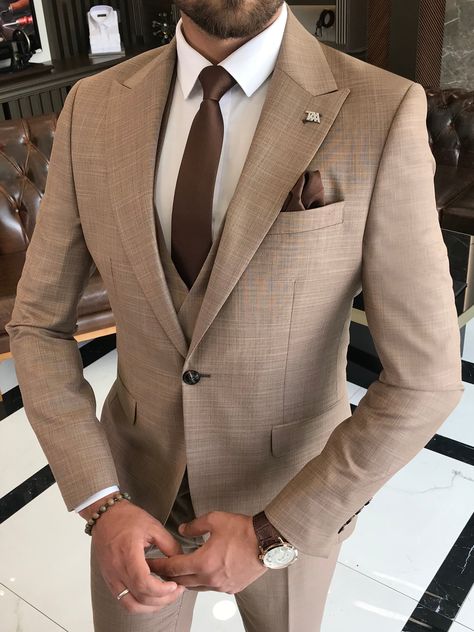 Brown Groomsmen Suits, Beige Suits Wedding, Tan Suit Wedding, Brown Groomsmen, Brown Suits For Men, Brown Wedding Themes, Best Wedding Suits, Groom And Groomsmen Suits, Wedding Tux