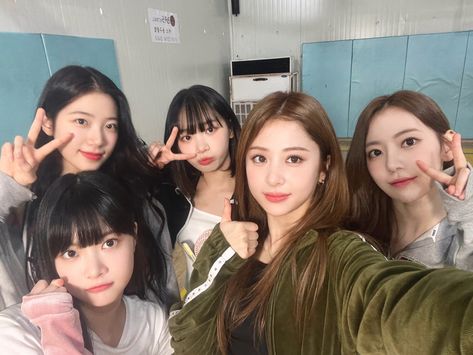 Lesserafim Group, Lesserafim Ot5, Lesserafim Icons, Group Selfie, Pre Debut, Simple Girl, Twitter Update, Iz One, Kpop Girl Groups