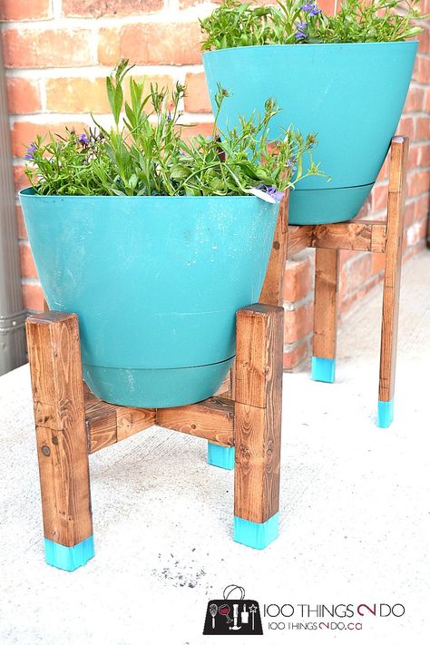 DIY Plant Stand, mid-century plant stand, West Elm inspired plant stand Backyard Furniture Diy, West Elm Style, Plant Stands Outdoor, Modern Plant Stand, Wooden Plant Stands, Plants Growing, Backyard Furniture, Diy Plant Stand, Plant Stand Indoor