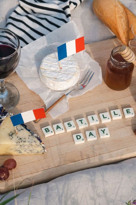 This free resource celebrates July 14th as Bastille Day! -Try some French cultural activities. -Learn about the history of Bastille Day. -Learn about France’s Geography. -Create your very own French flag. Bastile Day, French Food Party, About France, French Crafts, Nana Birthday, Culture Day, July 14th, Bastille Day, French Flag