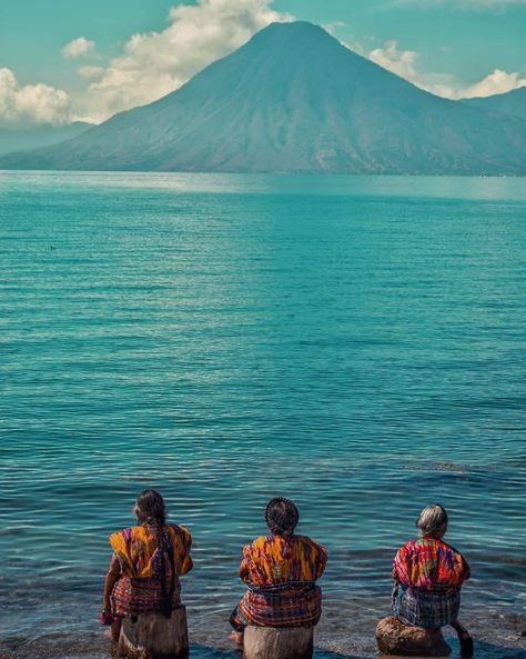 Lago de Atitlan, impresionante!❤ Amatitlan, Lake Atitlan Guatemala, Mayan People, Lake Atitlan, Mexico Culture, Nature Hikes, San Lucas, Backpacking Travel, San Pedro