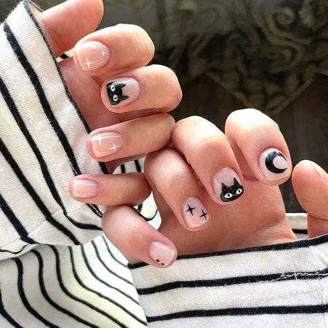 nail black/white yk2 Nail Yk2, Short Cat Nails, Cat Nail Ideas, Short Black And White Nails, Pink Round Nails, Simple Black And White Nails, Yk2 Nails, Black Cat Nail Art, Cat Nail Art Designs