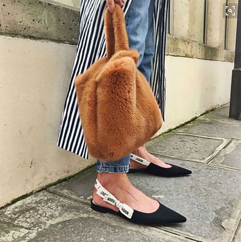 Dior Slingback, Dior Flats, Fur Clutch Bag, Slingback Flats, Red Handbag, Style Noir, Dior Shoes, Flat Color, Ballerina Flats