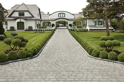 Plant Border Ideas, Driveway Edging Ideas, Gravel Driveway Edging, Plant Border, Driveway Edging, Driveway Entrance Landscaping, Diy Driveway, Brick Driveway, Flagstone Pavers