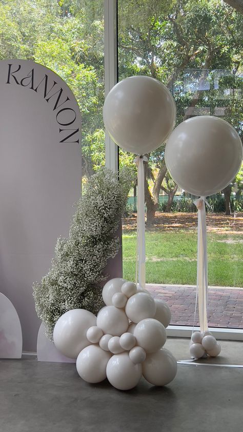 Baby’s Breath Baby Shower Table Decor, Baby Breath Balloon Garland, Ivory Baby Shower Ideas, Pearl Themed Baby Shower Decor, Balloon Arch With Baby Breath, Feather Baby Shower Ideas, Babies Breath Baby Shower Ideas, Feminine Baby Shower Ideas, Baby Shower Backdrop No Balloons