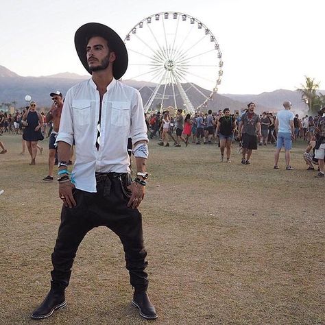 https://www.instagram.com/p/BEV8-DklStD/embed/captioned/?v=4 Men’s Festival Fits Summer, Cochella Outfits 2022 Men, Coachella Men Outfit, Men Coachella, Men’s Coachella, Looks Coachella, Estilo Burning Man, Coachella Mens Fashion, Cochella Outfits Boho