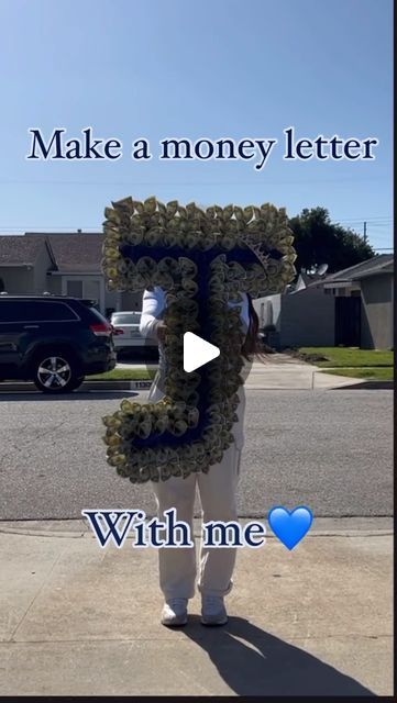 Money bouquet🤑&floral supplies🤎 on Instagram: "Make a money letter with me 💙 #moneyletterbyluxurybouquetss #luxurybouquetss #moneybouquetbyluxurybouquetss #moneyletter #moneygraduationgift #moneygraduation" Diy Money Bouquet Ideas For Men, Birthday Money Bouquet Ideas, How To Make A Money Bouquet, Money Graduation Gift Ideas, Flower Bouquet With Money, Money Bouquet Aesthetic, Money Gift Ideas Birthday, Money Box Ideas, Money Bouquet Ideas