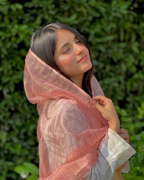 Eid Photoshoot Ideas, Eid Pics, Salwar Kamiz, Self Portrait Poses, Photo Pose Style, Celebrity Kids, Portrait Photography Poses, Quick Outfits, Photography Poses Women