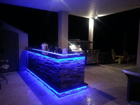 Outdoor Kitchens with LED Lighting (36 Photos) - Premier Outdoor Living & Design Tampa FL Bar Lighting Design, Outdoor Kitchen Lighting, Kitchen Led Lighting, Modern Outdoor Kitchen, Led Under Cabinet Lighting, Outdoor Bbq Kitchen, Outdoor Living Design, Outdoor Kitchen Patio, Kitchen Design Plans