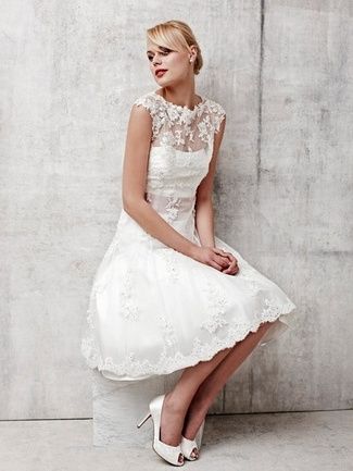 Short Bridal Gown, Short Bride, Short Bridal Dress, Short Lace Wedding Dress, Knee Length Wedding Dress, Tea Length Wedding, Tea Length Wedding Dress, Wedding Dress Trends, Lace Bridal