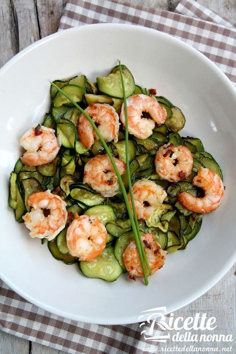 Insalata light di gamberi e zucchine ricetta e foto Cena Light, Healthy Food Motivation, Idee Pasto Sano, Healthy Meal Prep, Light Recipes, I Love Food, Healthy Cooking, Fish Recipes, Workout Food