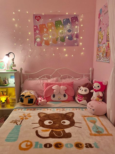 Care Bears Bedroom, Sanrio Nursery, Care Bear Bedroom, Pink Cozy Room, Sanrio Themed Room, Monkey Squishmallow, Sanrio Bed, Setup Rosa, Kawaii Bed