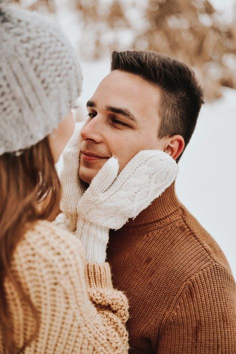 Indoor Winter Couple Photoshoot, Sledding Photoshoot, Christmas Light Photoshoot, Snowy Couple Pictures, Winter Photoshoot Ideas For Couples, Couples Winter Photoshoot, Winter Couple Photos, Winter Couples Photoshoot, Winter Couple Pictures