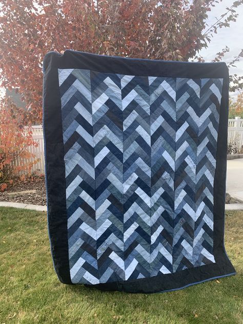 Denim Quilt Ideas Free Pattern, Modern Denim Quilt, Denim Blankets, Jean Quilt Patterns Simple, Denim Quilt Ideas, Denim Strip Quilt, Herringbone Quilt Pattern, Levi Quilt, Jean Blanket Diy Denim Quilt Patterns